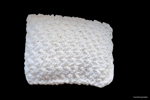 Spielkissen für Katzen gestrickt in weiß